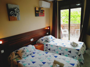 Гостиница Hostal Escarla  Арен